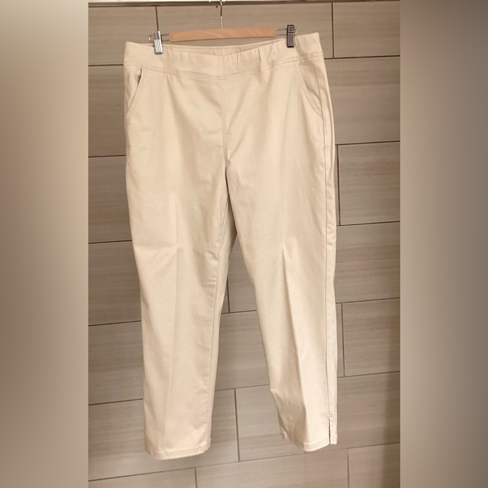 HUE  women’s Light Tan Chinos